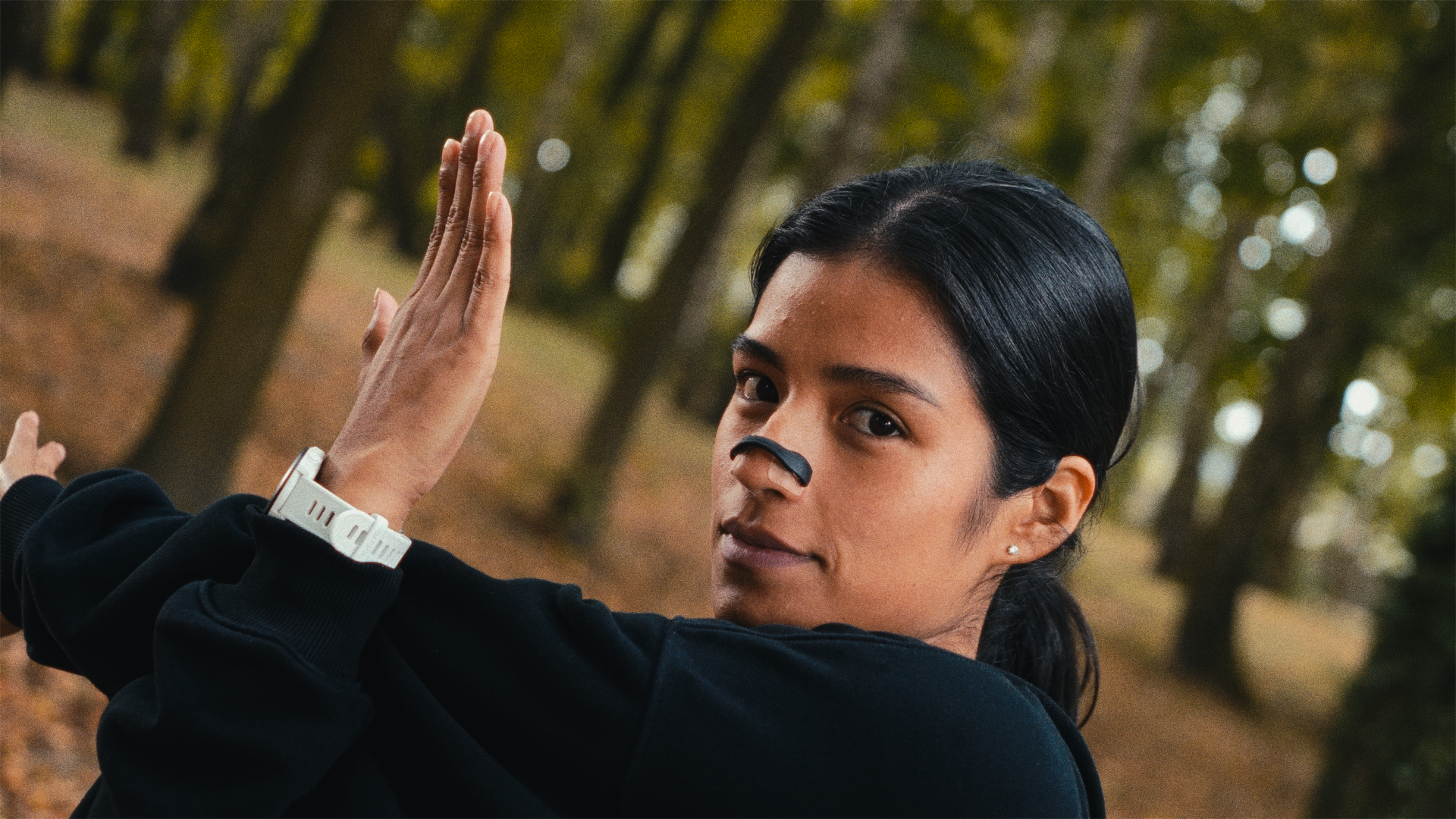 kobieta z opaska magnetyczną na nosie